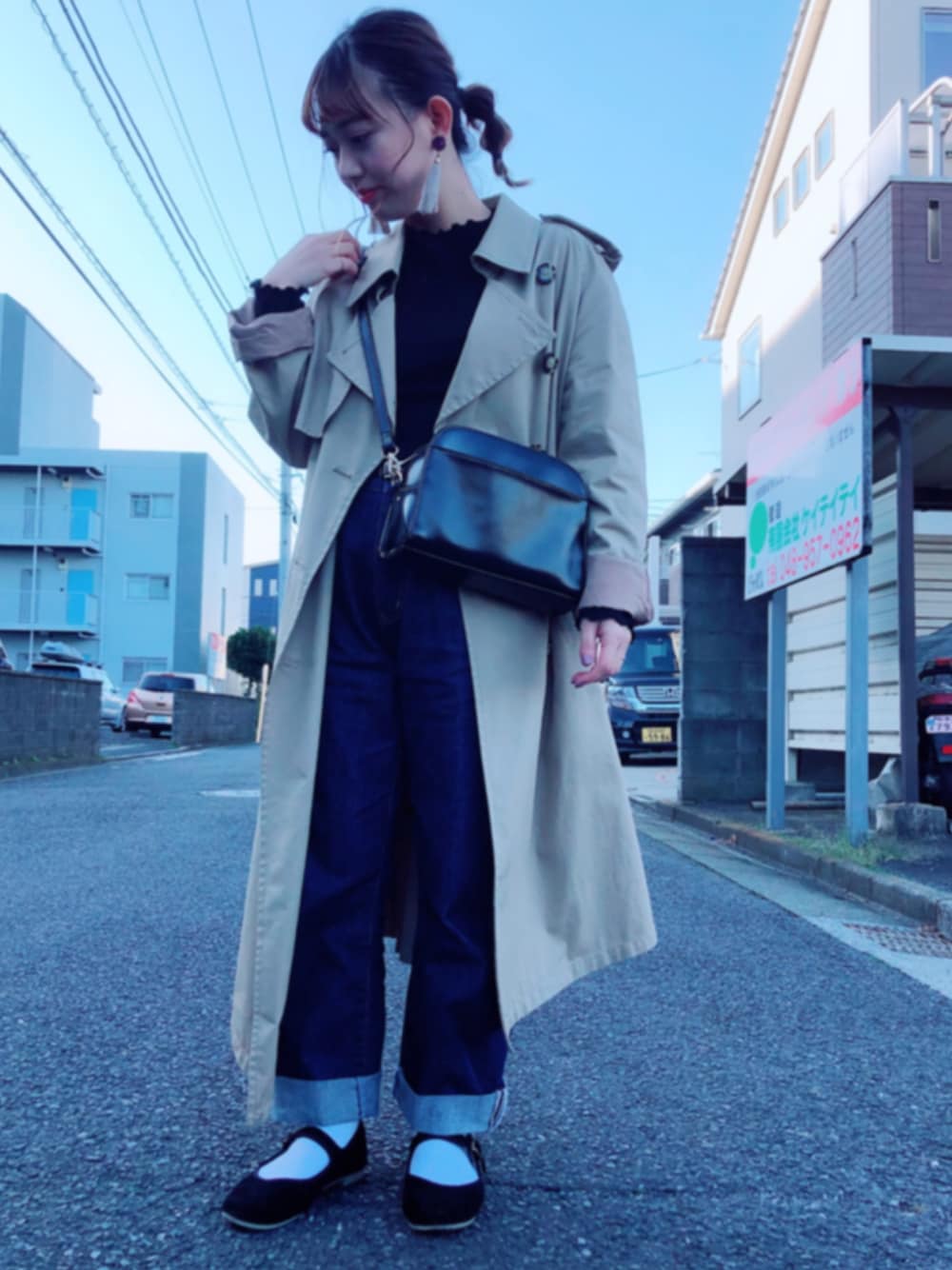 「シンプルコーデ、プチプラ、トレンチコート、バレエシューズ、オーバーサイズ、デニムパンツ、ストレートデニム、ママファッション、ショルダーバッグ、ママコーデ」｜「MOUSSYのアイテム（トレンチコート、ベージュ系）」を使った、asamiiさん（レディース・148cm）の冬コーディネートの1枚目の写真