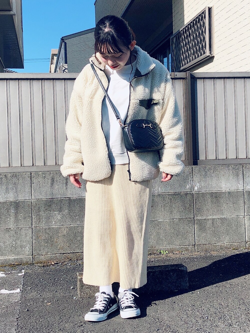 「スウェット、オーバーサイズ、converse、低身長コーデ、ニットスカート、ボアジャケット、ホワイト、ベージュコーデ、プチプラコーデ、韓国ファッション」｜「FREAK'S STOREの【WEB限定】ボアフリース スタンドカラージャケット　ボアブルゾン（ブルゾン、ホワイト系）」を使った、asamiiさん（レディース・148cm）の冬コーディネートの1枚目の写真