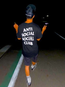 「ANTI SOCIAL SOCIAL CLUB（アンチソーシャルソーシャルクラブ）のアイテム（Tシャツ/カットソー、ブラック系）」を使った、よっしーさん（メンズ）の秋コーディネート