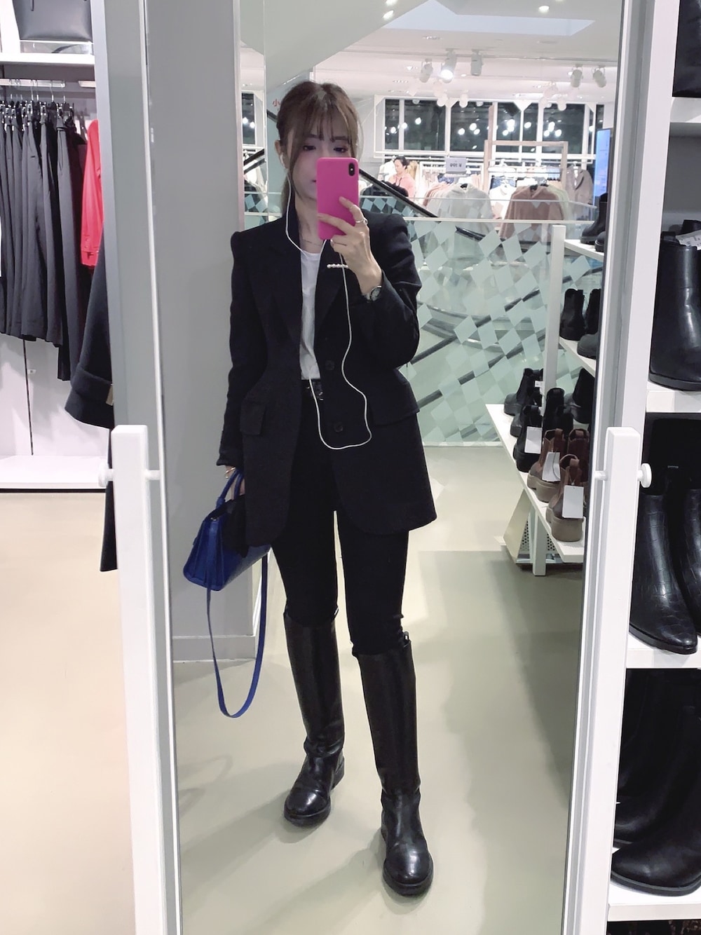 「BALENCIAGAのアイテム（スーツジャケット、ブラック系）」を使った、Somnus_daiさん（レディース・160cm）の秋コーディネートの1枚目の写真