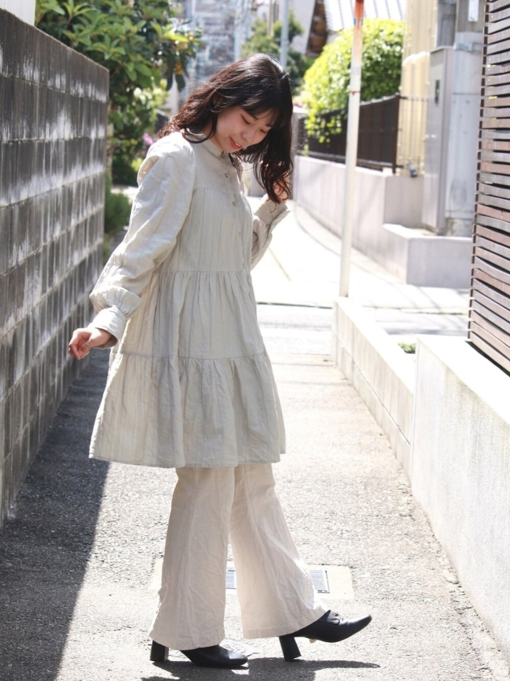 「低身長、152cm、淡色コーデ、シンプルコーデ、休日スタイル、おしゃれさんと繋がりたい、ootd、ベージュ」｜「AS KNOW AS PINKYのアイテム（ワンピース、グリーン系）」を使った、napipii7さん（レディース・152cm）の春コーディネートの1枚目の写真