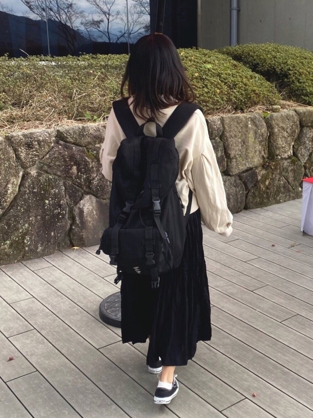 「低身長、152cm、黒、ボリューム袖、スニーカーコーデ、UNIQLO、リュック、プルオーバー」｜「ehka sopoのアイテム（スウェット、ベージュ系）」を使った、napipii7さん（レディース・152cm）の春コーディネートの1枚目の写真