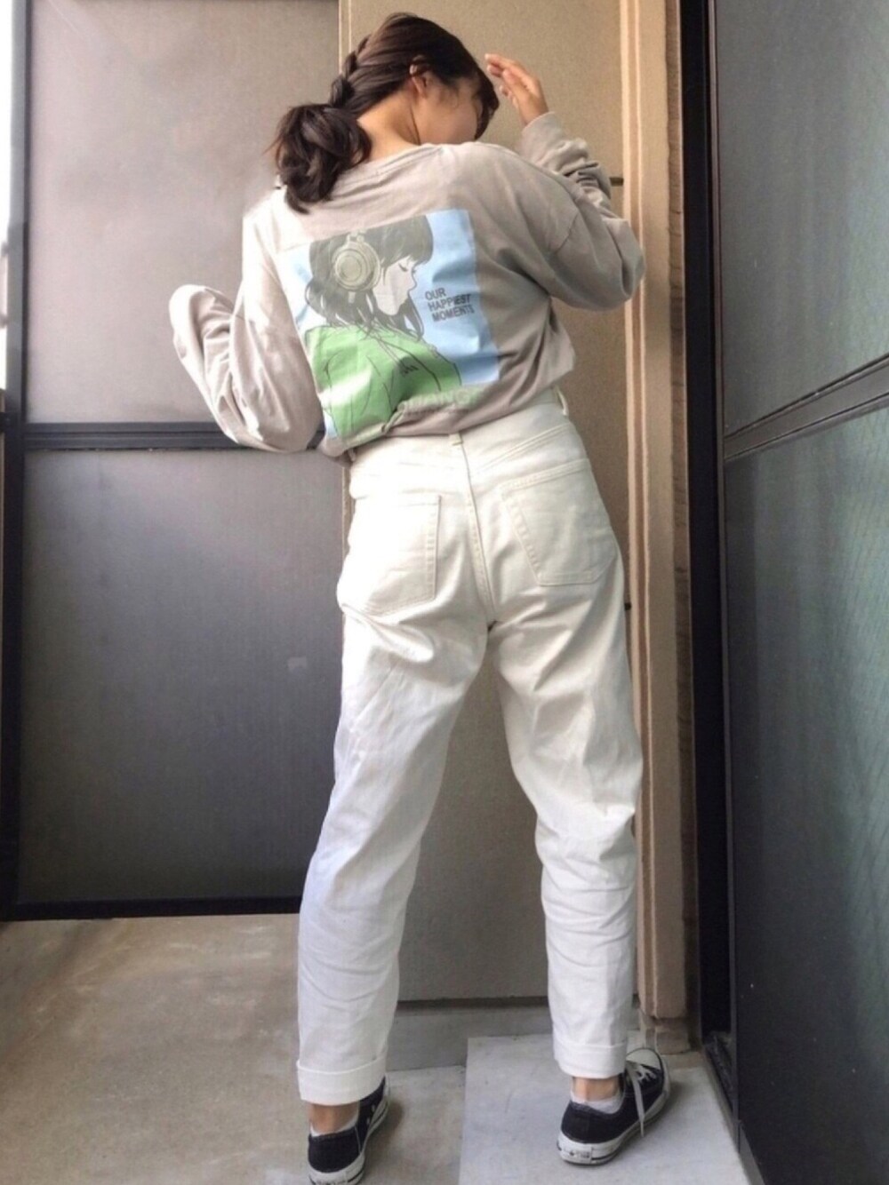 「低身長、152cm、シンプル、古着MIX、スニーカーコーデ、ロンT、ホワイトパンツ、白パンツ、メンズライク」｜「Salong hameuのガールイラストプリント バックプリントスウェット（スウェット、ベージュ系）」を使った、napipii7さん（レディース・152cm）の春コーディネートの1枚目の写真