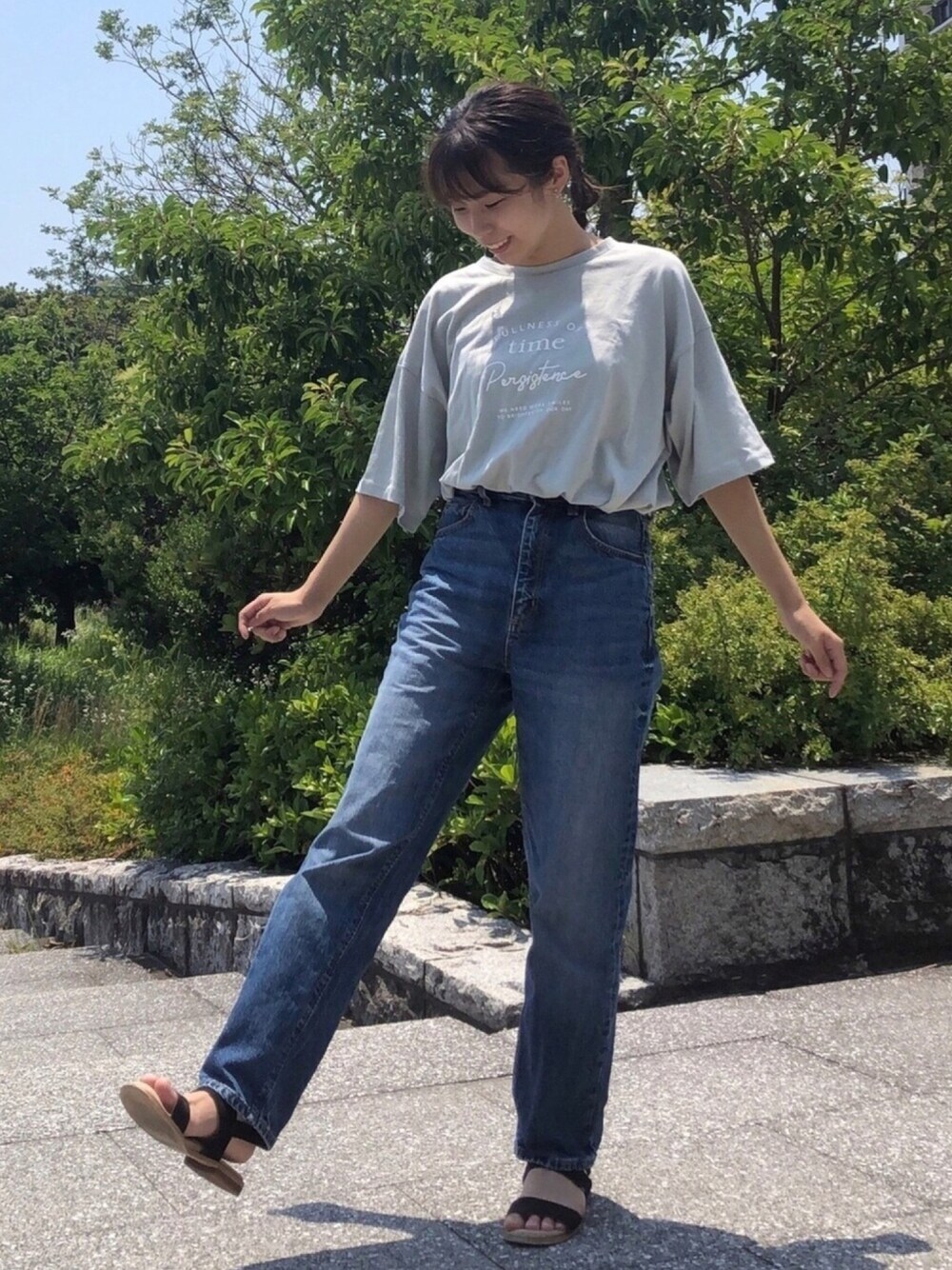 「低身長、シンプルコーデ、夏コーデ、カジュアル、ビックシルエット、デニム、ロゴT、パンツスタイル、サンダル、GU」｜「ehka sopoのフロントロゴTシャツ（Tシャツ/カットソー、グリーン系）」を使った、napipii7さん（レディース・152cm）の夏コーディネートの1枚目の写真