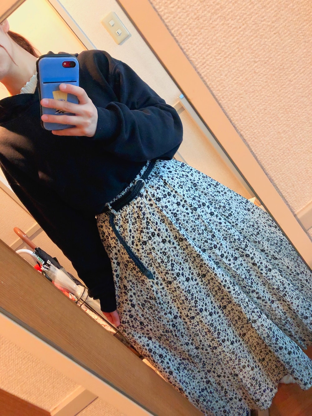 「はるコーデ、プチプラ、モノトーン、花柄、ロングスカート」｜「しまむらのアイテム（スカート、ホワイト系）」を使った、みちさん（レディース・153cm）の春コーディネートの1枚目の写真