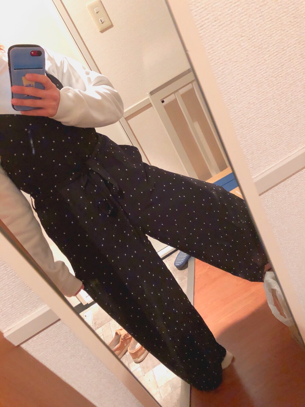 「今日のコーデ、シンプルコーデ、ブラック、グレイル、通勤コーデ」｜「GRLのドットシフォンウエストリボンキャミオールインワン（つなぎ/オールインワン、ブラック系）」を使った、みちさん（レディース・153cm）の春コーディネートの1枚目の写真