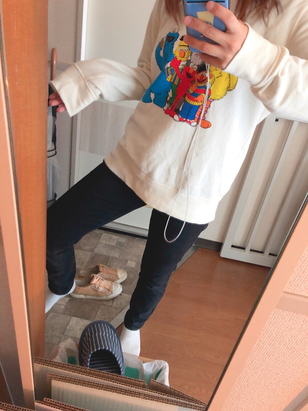 「シンプルコーデ、ゆるコーデ、楽チンコーデ、パーカー、ラクチンコーデ」｜「UNIQLOのカウズ×セサミストリートスウェットプルパーカ（長袖）（パーカー、ホワイト系）」を使った、みちさん（レディース・153cm）の春コーディネートの1枚目の写真