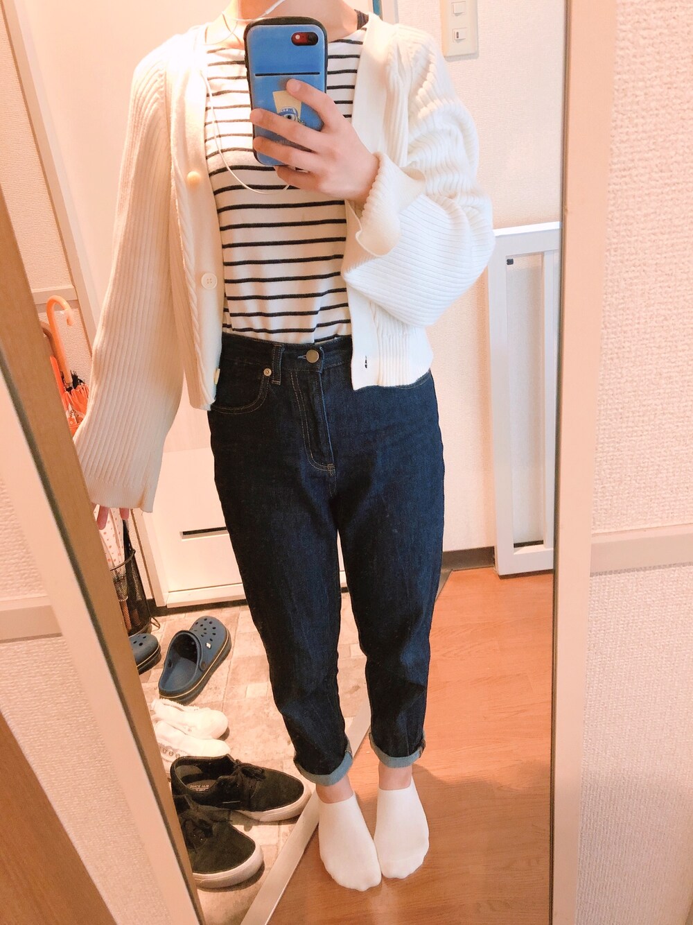 「シンプル、楽チンコーデ、低身長コーデ、ハイウエスト、デニムパンツ、カジュアル、おしゃれさんと繋がりたい」｜「GUのアイテム（デニムパンツ、ブルー系）」を使った、みちさん（レディース・153cm）の春コーディネートの1枚目の写真