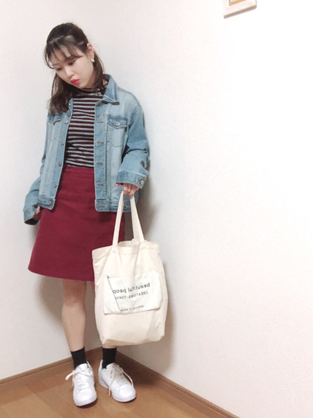 「シンプル、秋服、スカート、ボーダー、コーデュロイ、ボルドー、白スニーカー、earth music&ecology、韓国ファッション、オルチャンファッション」｜「GUのアイテム（デニムジャケット、ブルー系）」を使った、Yuuuuuka♥さん（レディース・154cm）の秋コーディネートの1枚目の写真