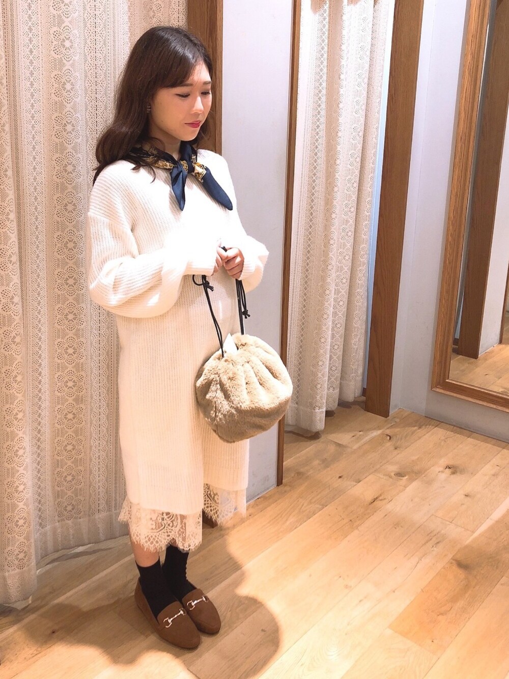 「シンプル、outfit、秋冬、オトナ女子、大人ガーリー、earth music&ecology、ニットワンピース、キンチャクバッグ、ベージュ、韓国ファッション」｜「earth music&ecologyの・キーモチーフ柄スカーフ（ストール/ショール、ブルー系）」を使った、Yuuuuuka♥さん（レディース・154cm）の秋コーディネートの1枚目の写真