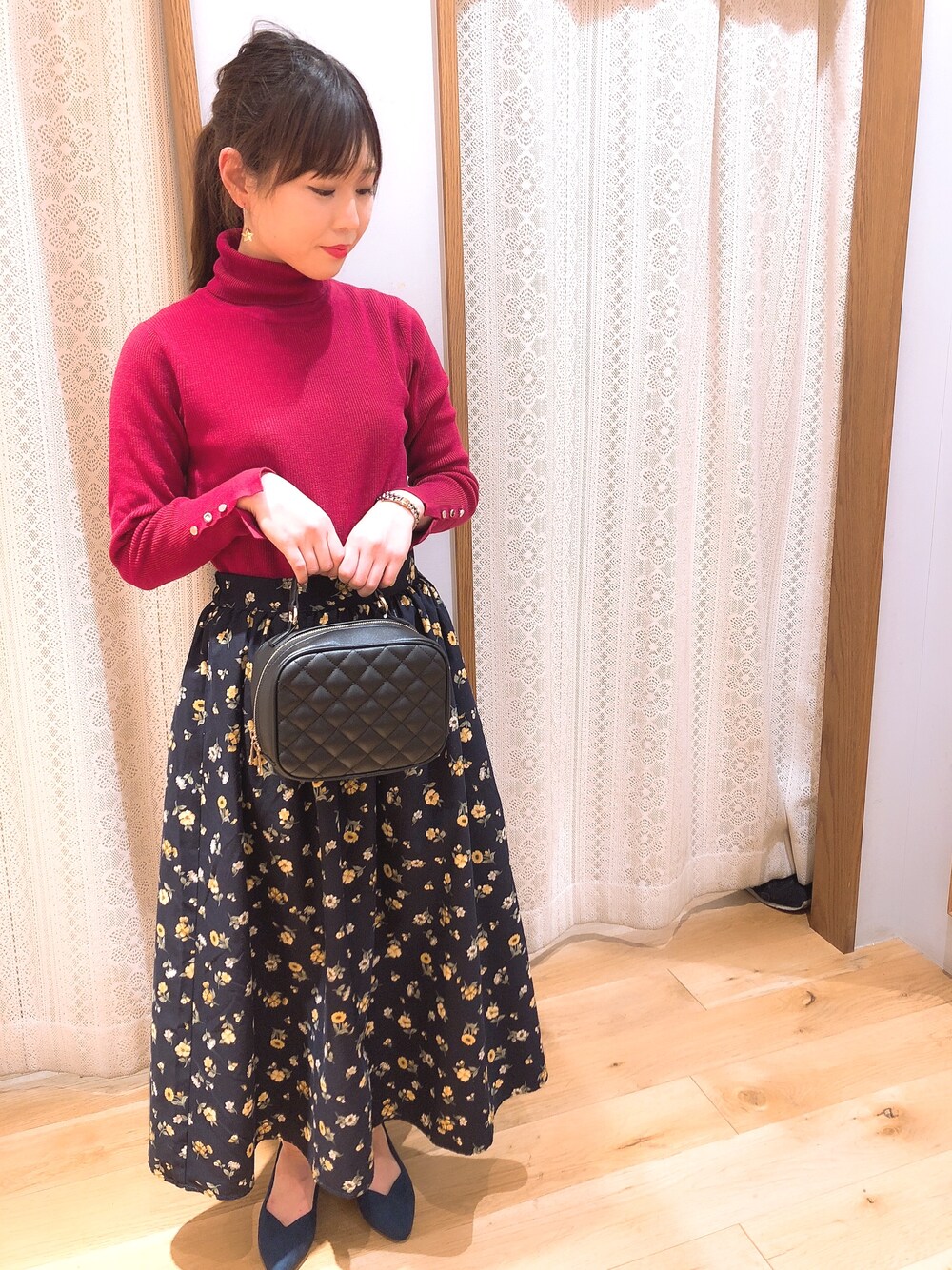 「冬コーデ、シンプル、花柄スカート、オトナ女子、プチプラコーデ、タートルネックニット、キレイめ、スカート、earth music&ecology、スカラップパンプス」｜「earth music&ecologyの・袖スリット金ボタン付きタートルニットプルオーバー（ニット/セーター、ピンク系）」を使った、Yuuuuuka♥さん（レディース・154cm）の冬コーディネートの1枚目の写真