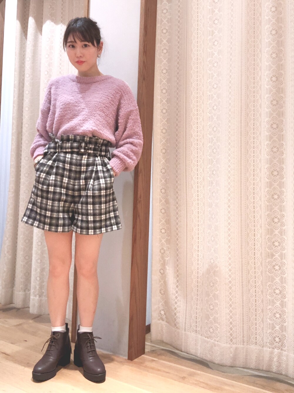 「シンプルコーデ、パンツスタイル、もこもこ、ピンク、ショートパンツ、チェック、カジュアル、ゆるコーデ、earth music&ecology」｜「earth music&ecologyの・ふわふわシャギーニットプルオーバー ●（ニット/セーター、ピンク系）」を使った、Yuuuuuka♥さん（レディース・154cm）の冬コーディネートの1枚目の写真