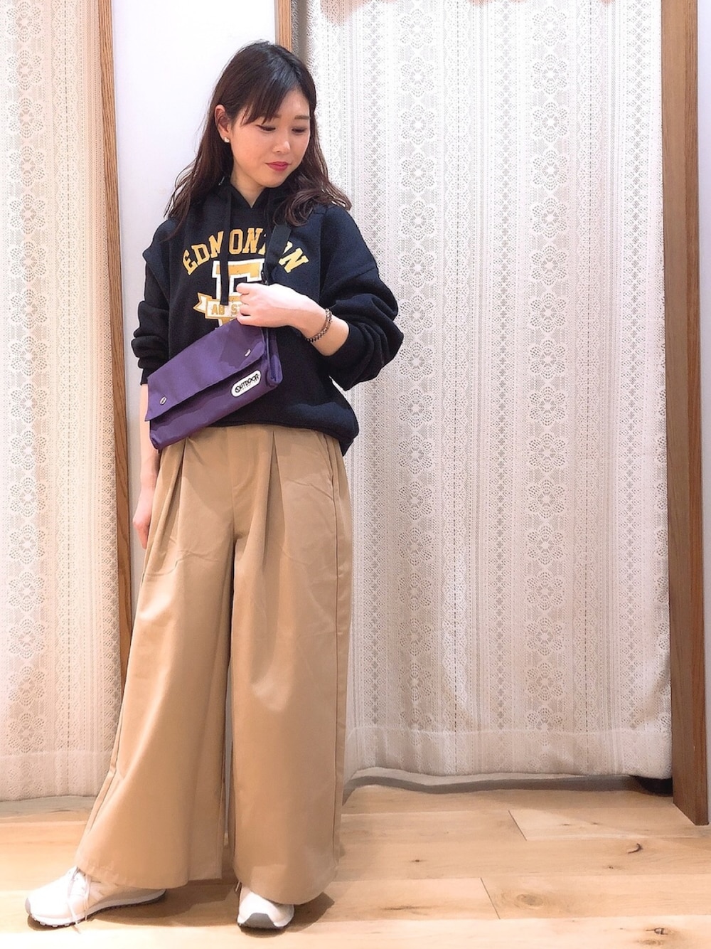 「オトナカジュアル、カジュアルコーデ、休日スタイル、パンツスタイル、ワイドパンツ、ベージュ、パーカー、New Balance、outdoor、earth music&ecology」｜「earth music&ecologyの・ニットフリースロゴパーカー ●（パーカー、ブルー系）」を使った、Yuuuuuka♥さん（レディース・154cm）の冬コーディネートの1枚目の写真