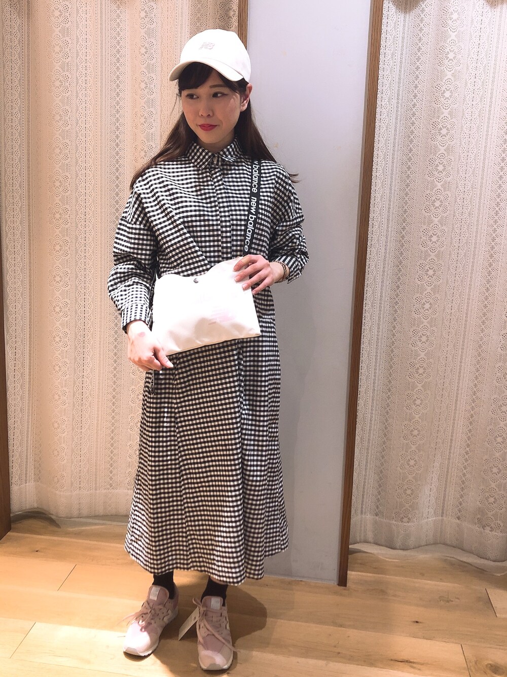 「モノトーン、シャツワンピ、ギンガムチェック、カジュアル、キャップ、サコッシュ、New Balance、ニューバランス、オトナカジュアル、シンプル」｜「NEW BALANCEのnewbalance×earth ロゴキャップ（キャップ、ホワイト系）」を使った、Yuuuuuka♥さん（レディース・154cm）の冬コーディネートの1枚目の写真