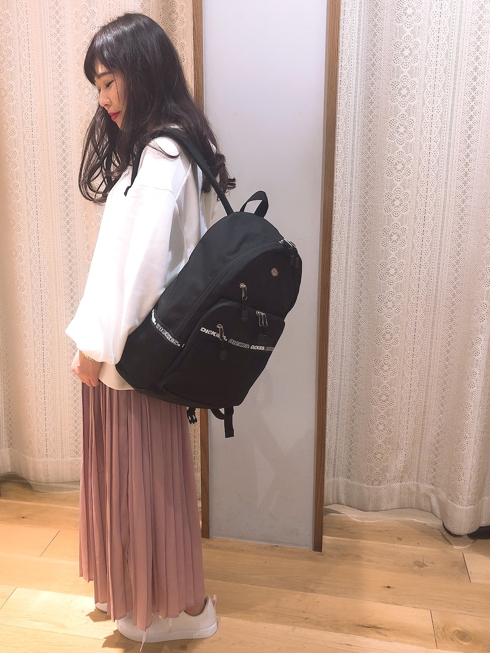 「春コーデ、プチプラコーデ、大人カジュアル、カジュアルコーデ、プリーツスカート、黒リュック、パーカー、ピンク、Dickies、earth music&ecology」｜「DickiesのDickies for earth メッシュバックパック ●（バックパック/リュック、ブラック系）」を使った、Yuuuuuka♥さん（レディース・154cm）の春コーディネートの1枚目の写真