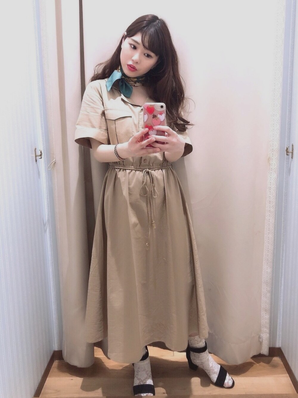 「平成最後のWEARISTAセンバツ、シンプル、プチプラ、spring、おしゃれさんと繋がりたい、ベージュコーデ、スカーフ、シャツワンピ」｜「earth music&ecologyの・開襟ワ-クシャツワンピ-ス（ワンピース、ベージュ系）」を使った、Yuuuuuka♥さん（レディース・154cm）の春コーディネートの1枚目の写真