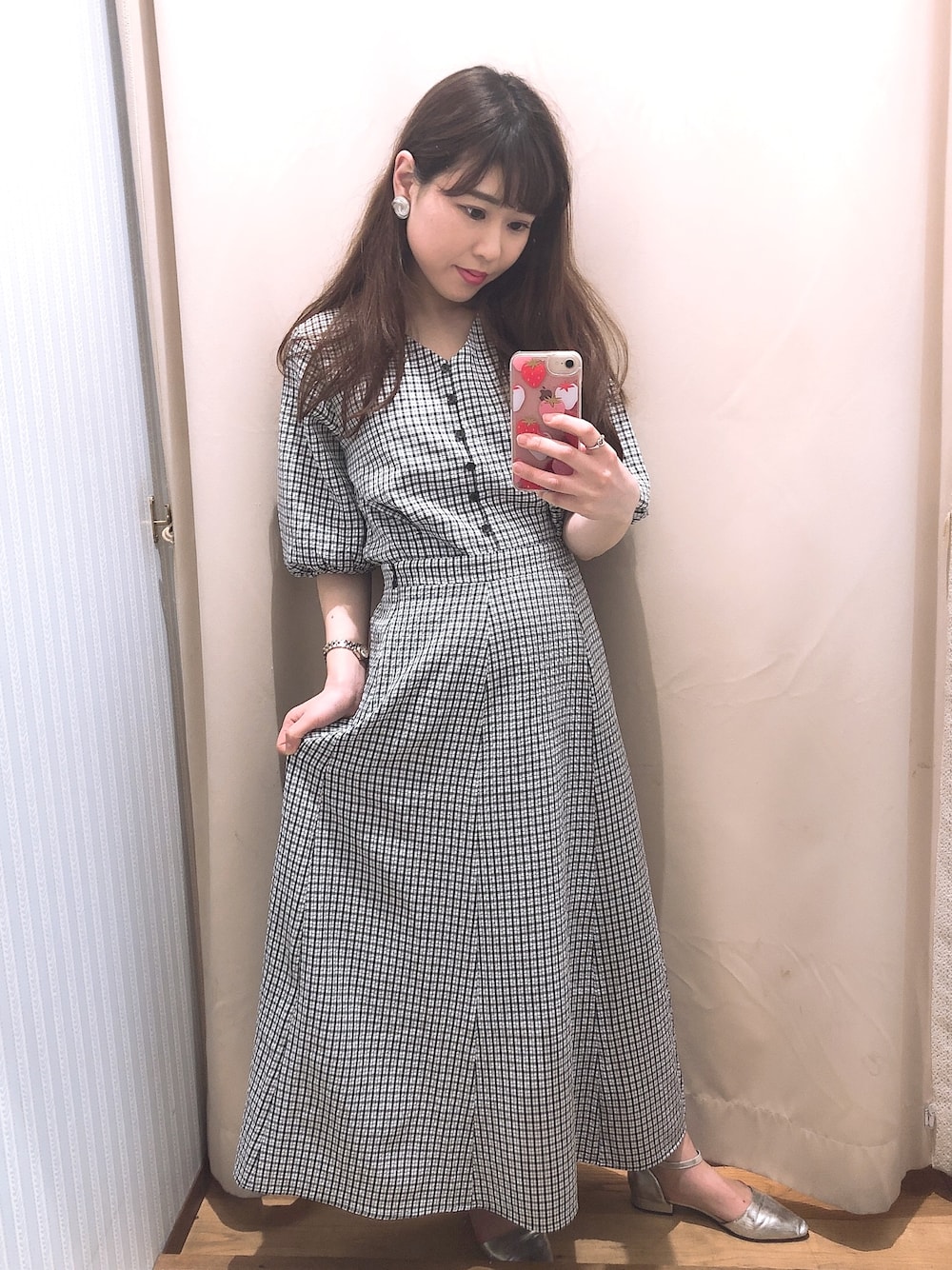 「シンプル、セットアップ、プチプラ、令和、モノトーン、ギンガムチェック、ガーリー、earth music&ecology、スカート」｜「earth music&ecologyのセミAラインスカート（スカート、ブラック系）」を使った、Yuuuuuka♥さん（レディース・154cm）の春コーディネートの1枚目の写真