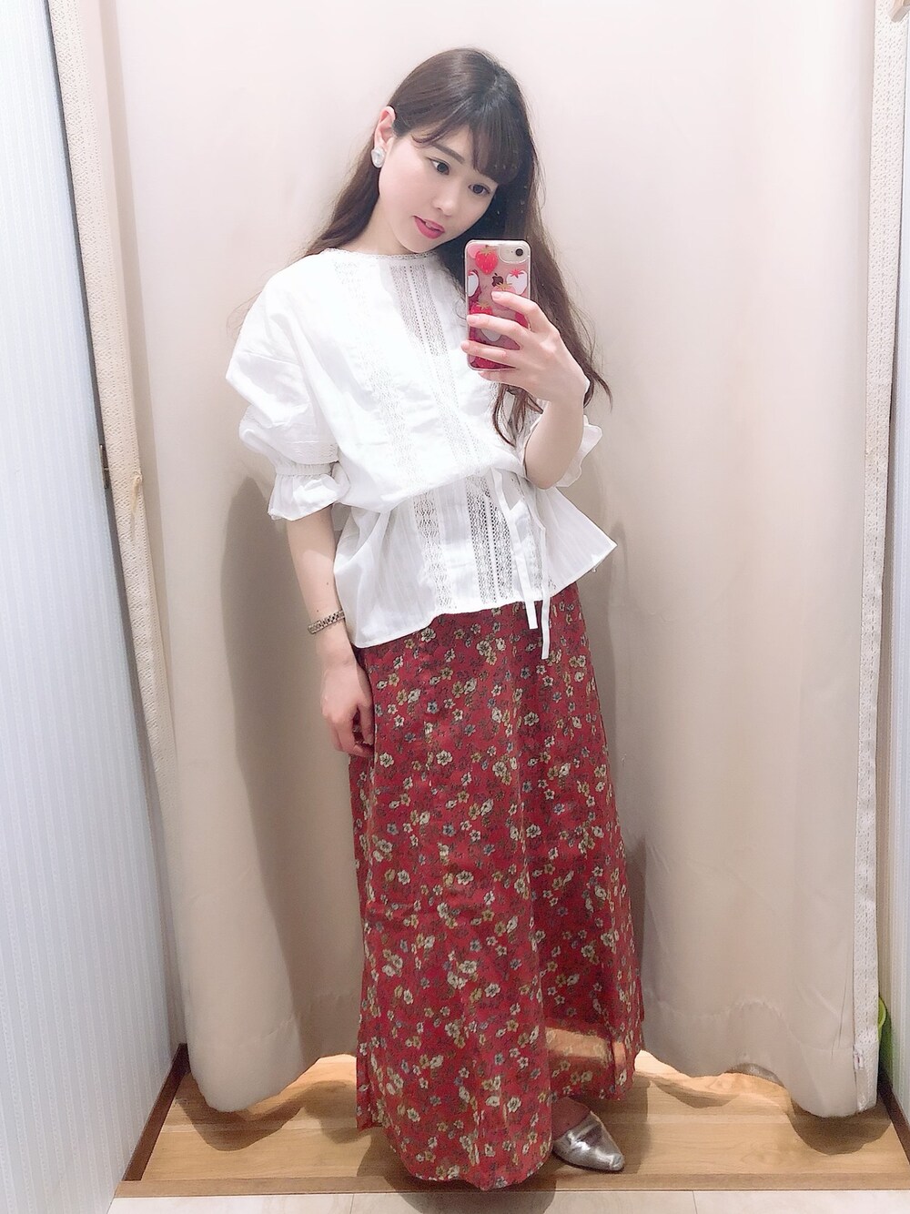 「シンプルコーデ、オトナ女子、プチプラコーデ、大人ガーリー、ロングスカート、花柄、レース、レーストップス、earth music&ecology」｜「earth music&ecologyのアイテム（スカート、オレンジ系）」を使った、Yuuuuuka♥さん（レディース・154cm）の春コーディネートの1枚目の写真