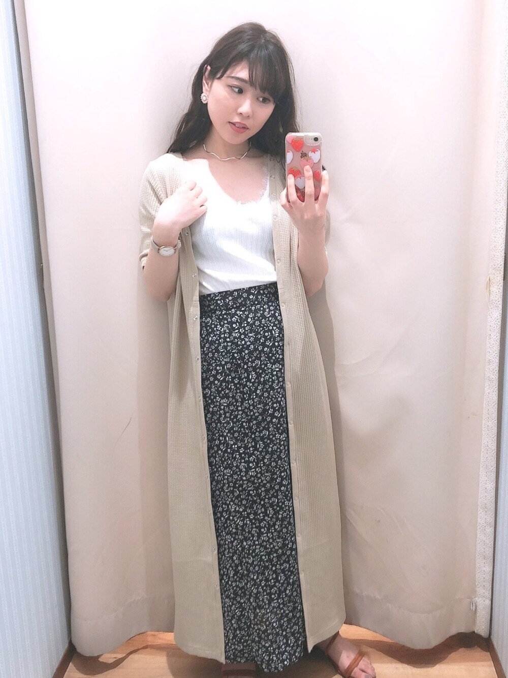 「ゆるコーデ、ベージュ、キレイめ、シンプル、花柄スカート、キャミソール、大人ガーリー、earth music&ecology、ロングカーディガン、ワッフル」｜「earth music&ecologyの・小花柄セミフレアスカート 〇（スカート、ブラック系）」を使った、Yuuuuuka♥さん（レディース・154cm）の春コーディネートの1枚目の写真