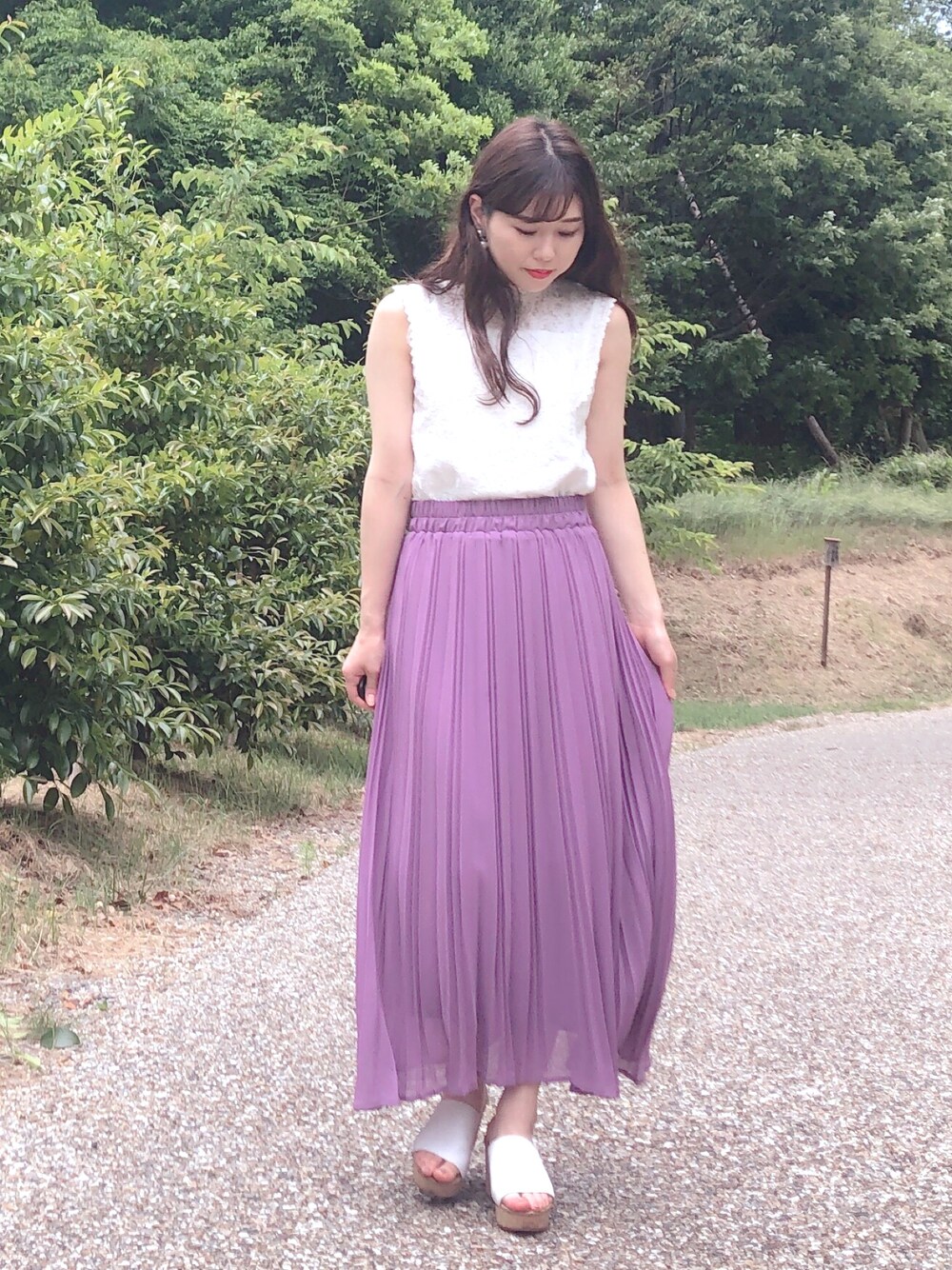 「シンプルコーデ、夏、オトナ女子、休日スタイル、キレイめ、ガーリー、オトナガーリー、プリーツスカート、ノースリーブ、earth music&ecology」｜「earth music&ecologyのアイテム（トップス、ホワイト系）」を使った、Yuuuuuka♥さん（レディース・154cm）の夏コーディネートの1枚目の写真