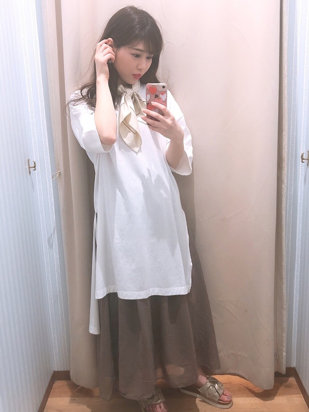 「シンプル、大人カジュアル、夏コーデ、レイヤードスタイル、サンダル、低身長コーデ、ラフ、白Tシャツ、earth music&ecology、スカーフ」｜「earth music&ecologyのSET2点 カットチュニック+ギャザースカート（ワンピース、ホワイト系）」を使った、Yuuuuuka♥さん（レディース・154cm）の夏コーディネートの1枚目の写真