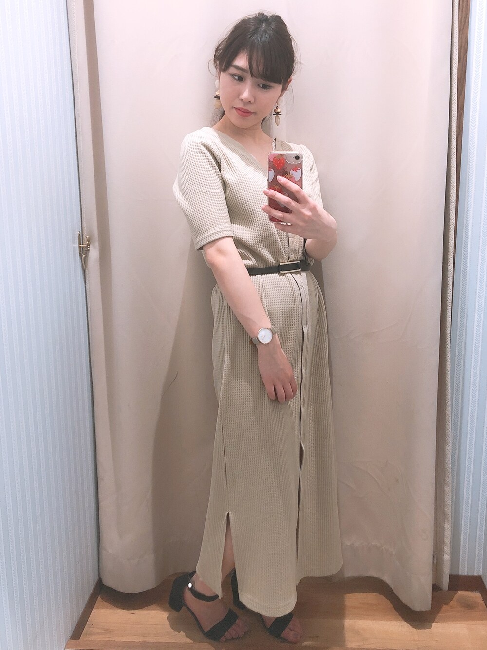 「シンプルコーデ、きれいめカジュアル、ラフスタイル、マキシ丈ワンピース、ワッフル、カーディガン、ワンピース、２ＷＡＹ、キレイめ、earth music&ecology」｜「earth music&ecologyの3WAYワッフルロングカーデ（カーディガン/ボレロ、ベージュ系）」を使った、Yuuuuuka♥さん（レディース・154cm）の夏コーディネートの1枚目の写真