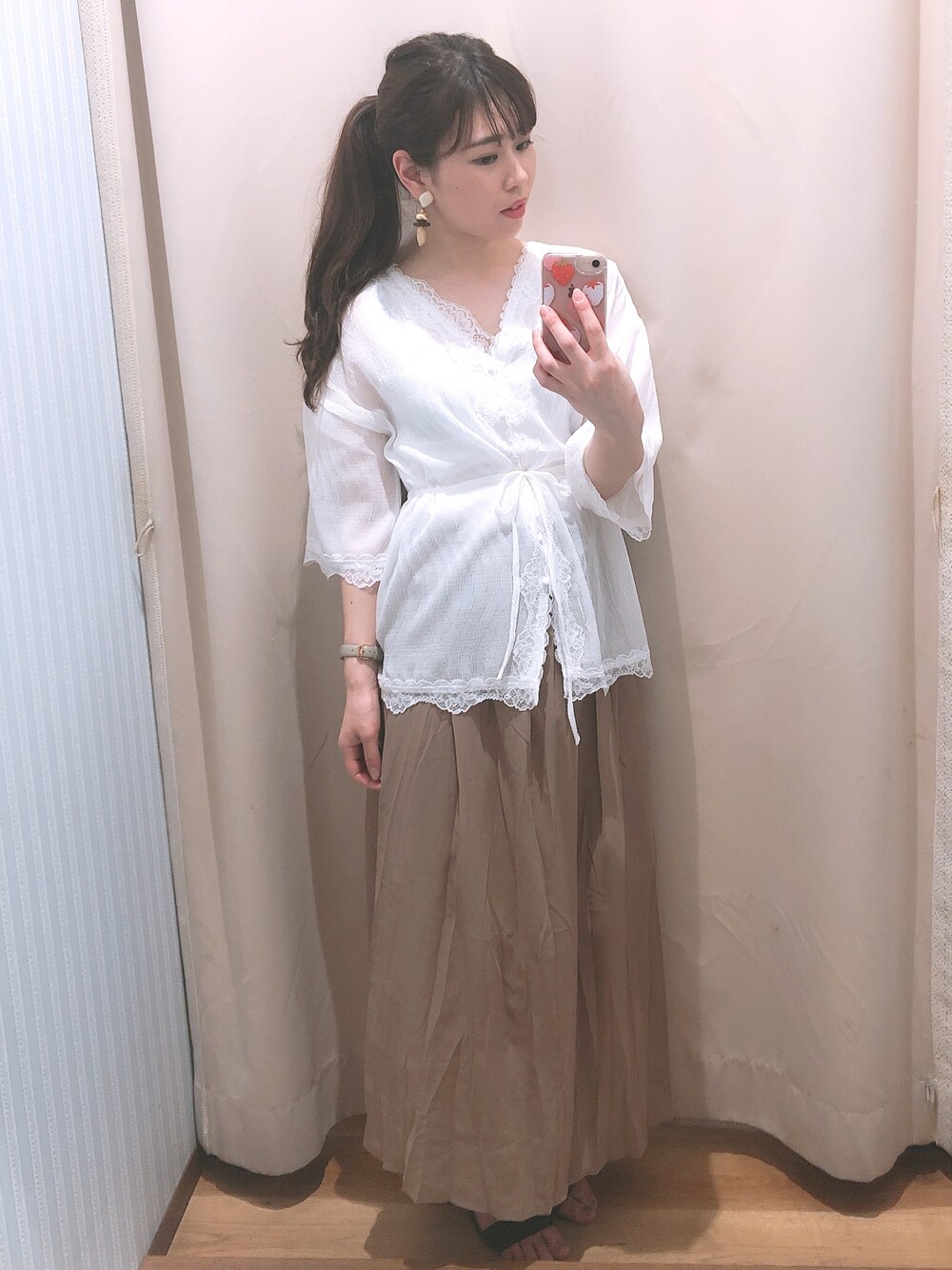 「オトナ女子、ガーリー、レイヤードスタイル、透け感、ゆるコーデ、夏、カジュアルガーリー、おしゃれさんと繋がりたい、マキシスカート」｜「earth music&ecologyのレース切替カーディガン ●（カーディガン/ボレロ、ホワイト系）」を使った、Yuuuuuka♥さん（レディース・154cm）の夏コーディネートの1枚目の写真