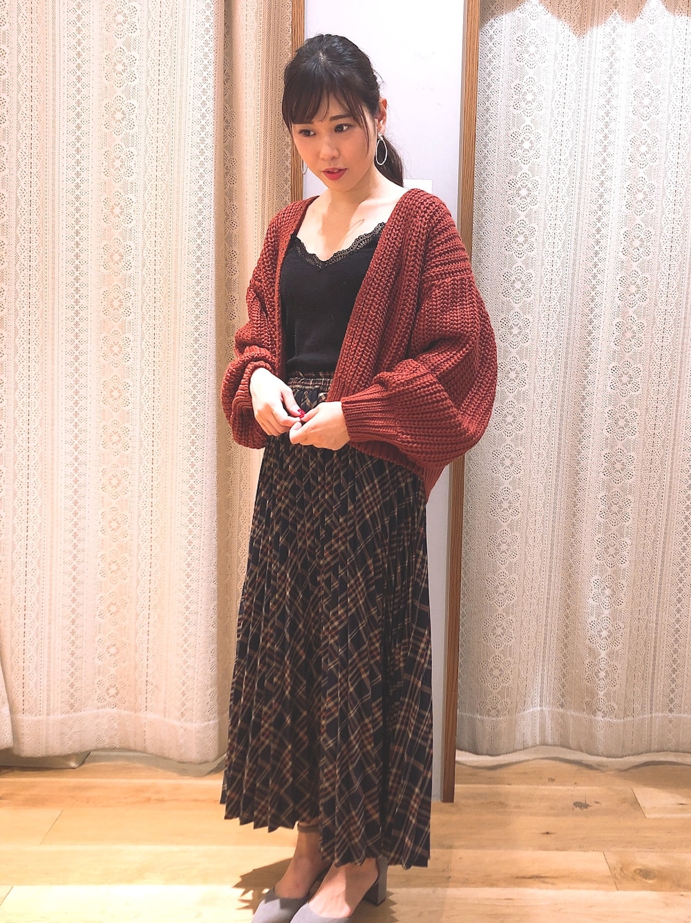 「シンプルコーデ、オトナカジュアル、ゆるコーデ、ロングスカート、オトナ女子、プリーツスカート、チェック、カーディガン、ゆるニット、テラコッタ」｜「earth music&ecologyのTRプリーツスカート（スカート、ブルー系）」を使った、Yuuuuuka♥さん（レディース・154cm）の秋コーディネートの1枚目の写真