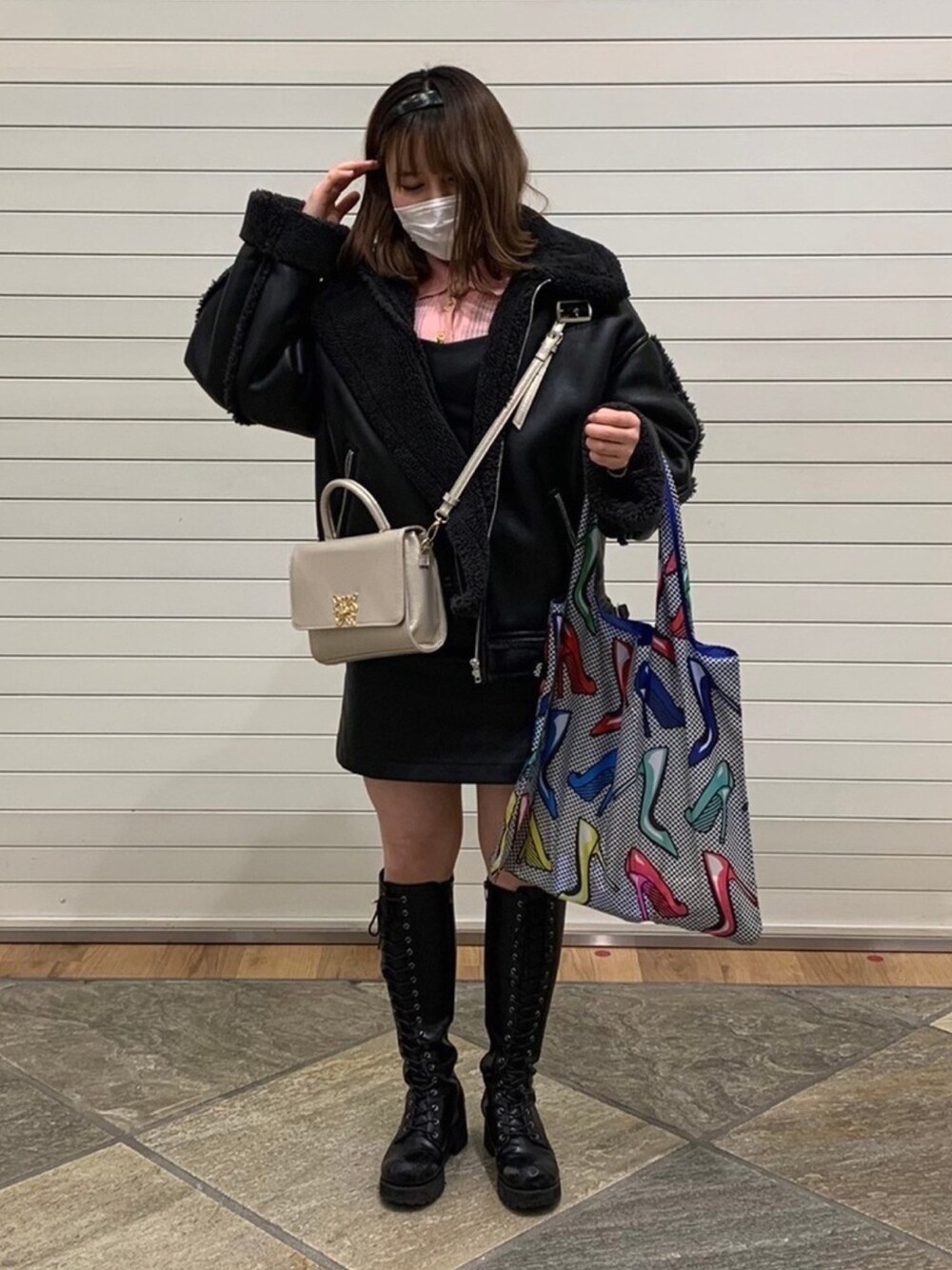 「ブラックコーデ、ロングブーツ、ootd、ワンピース、ナイスクラップ、ヘザー(Heather)、WEGO、ムートンコート、レザースカート、レザー」｜「LOQIのアイテム（バッグ、ブルー系）」を使った、YUKIPONさん（レディース・155cm）の冬コーディネートの1枚目の写真