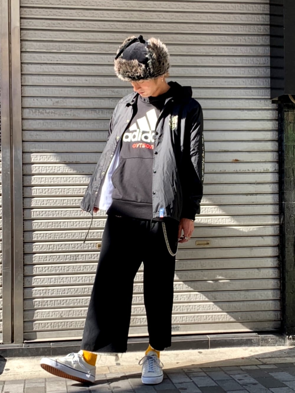 「秋冬コーデ、gosharubchinskiy、パイロット帽、パイロットキャップ、ファー帽子、alyx、パーカー、ストリート、モード、ブラックコーデ」｜「Gosha Rubchinskiyのアイテム（パーカー、ブラック系）」を使った、yoshida shinsukeさん（メンズ・180cm）の秋コーディネートの1枚目の写真