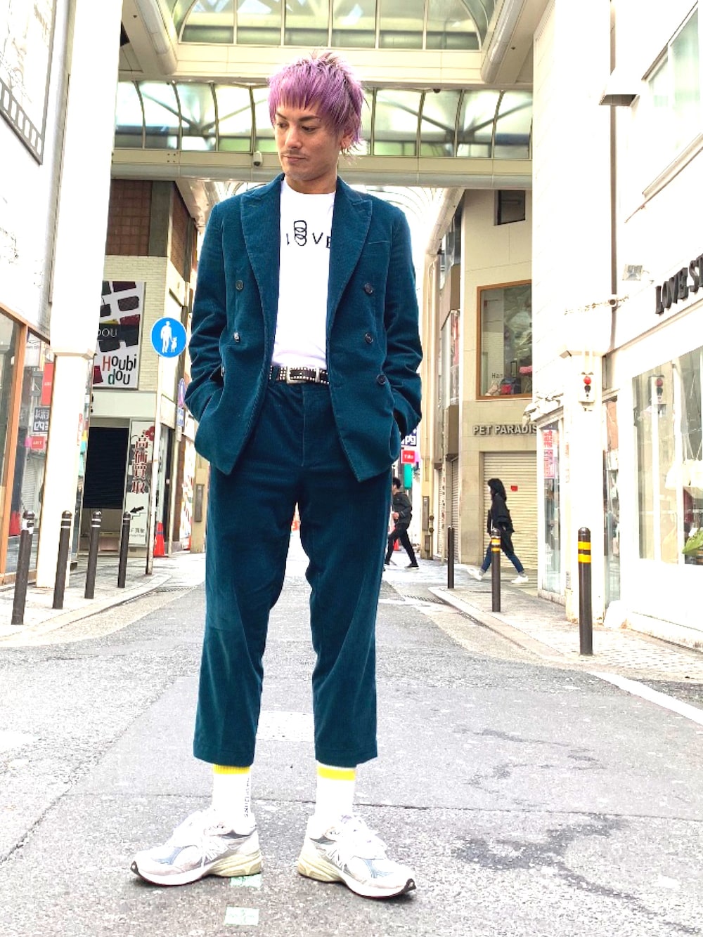 「UMIT BENAN、kudos、TOGA VIRILIS、New Balance、セットアップ、セットアップスタイル、コーデュロイ、コーデュロイパンツ、タックイン、JWANDERSON」｜「kudosのアイテム（Tシャツ/カットソー、ホワイト系）」を使った、yoshida shinsukeさん（メンズ・180cm）の春コーディネートの1枚目の写真