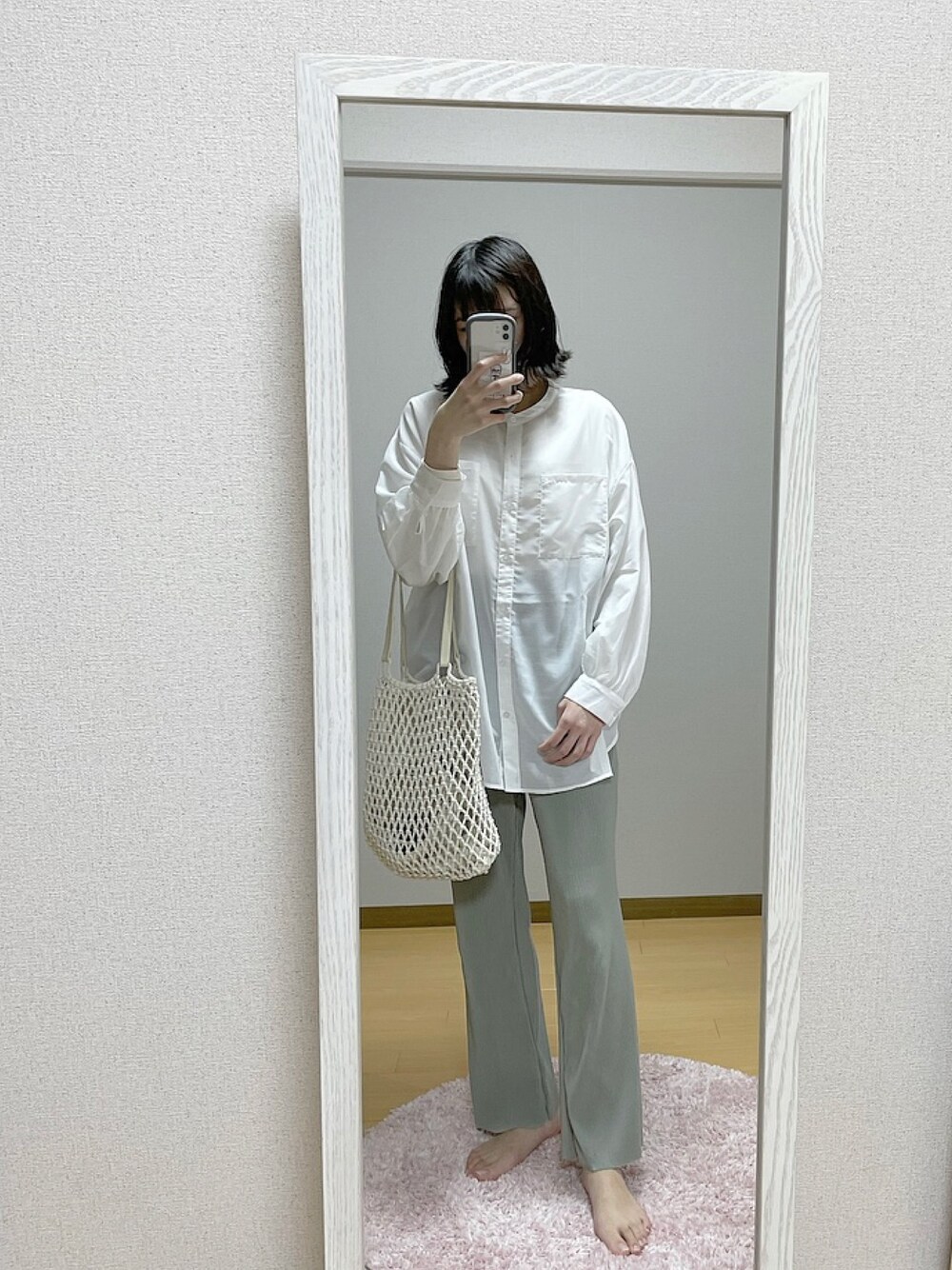 「春コーデ、おしゃれさんと繋がりたい、シンプル、春、プリーツパンツ、シアーシャツ、淡色コーデ、高身長女子、休日コーデ、おうちファッション」｜「Honeysのバンドカラーシャツ（シャツ/ブラウス、ホワイト系）」を使った、ayu  さん（レディース・162cm）の春コーディネートの1枚目の写真