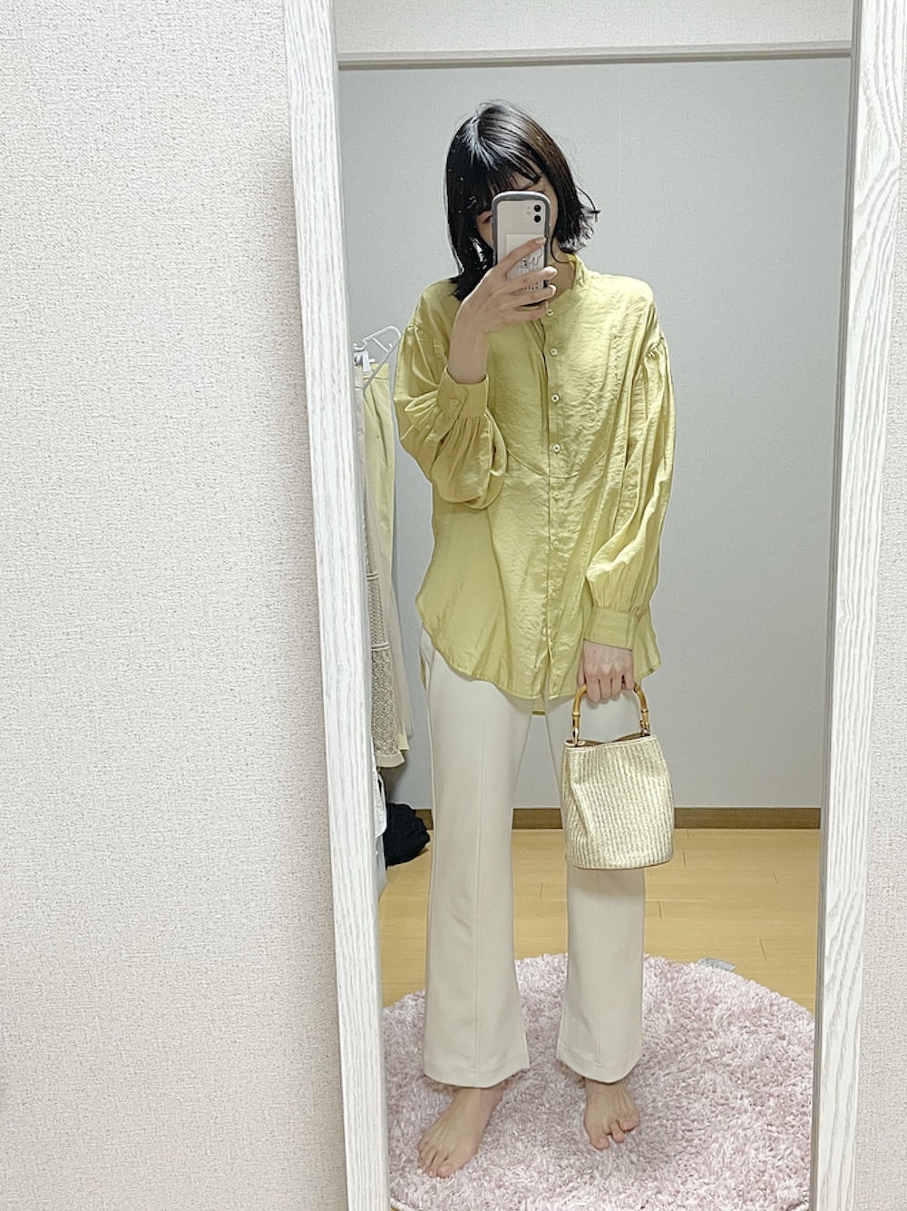 「休日コーデ、春、きれいめカジュアル、パンツスタイル、ゆるコーデ、プチプラコーデ、ラフ、夏、シンプル、ワントーンコーデ」｜「Chillfarのバンドカラーシアーシャツ（シャツ/ブラウス、イエロー系）」を使った、ayu  さん（レディース・162cm）の春コーディネートの1枚目の写真