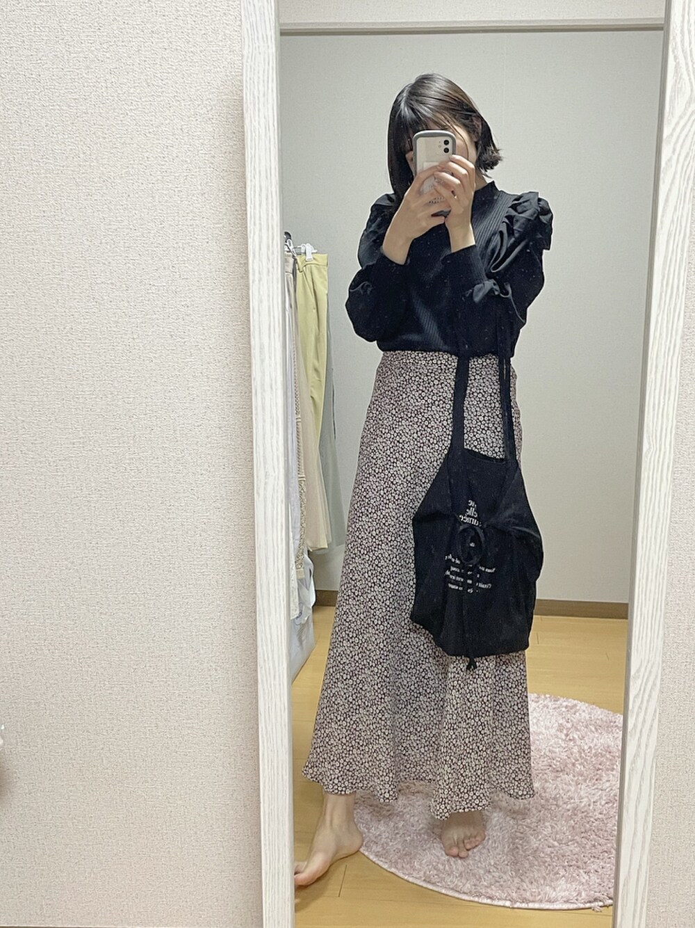 「休日スタイル、シンプルコーデ、きれいめカジュアル、ootd、ロングスカート、パワショル、ローリーズファーム(LOWRYS FARM)、へザー、春コーデ、大人コーデ」｜「LOWRYS FARMのコバナキリカエフレアスカート２　892805（スカート、レッド系）」を使った、ayu  さん（レディース・162cm）の春コーディネートの1枚目の写真