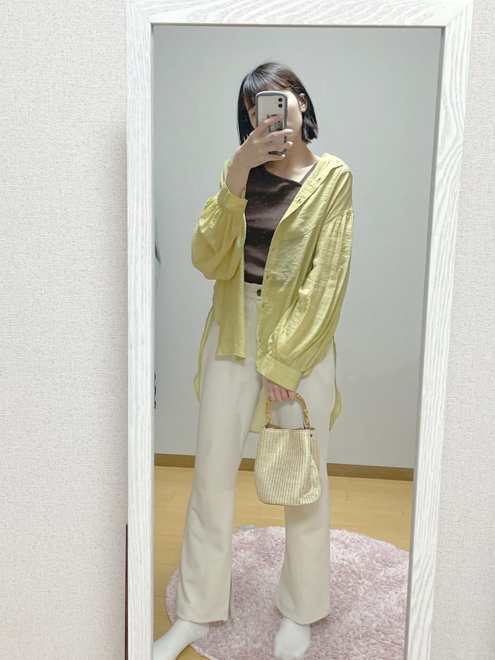 「カジュアルコーデ、シンプル、初夏コーデ、きれいめカジュアル、春夏コーデ、お洒落さんとつながりたい、ブラウン、アシメタンクトップ、シアーシャツ、シャツスタイル」｜「Chillfarのバンドカラーシアーシャツ（シャツ/ブラウス、イエロー系）」を使った、ayu  さん（レディース・162cm）の春コーディネートの1枚目の写真