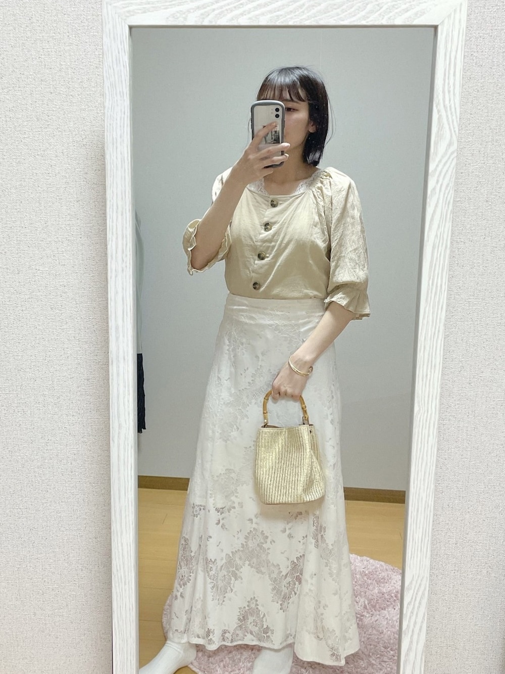 「カジュアルコーデ、ラフ、おしゃれさんと繋がりたい、大人ガーリー、シンプル、ワントーンコーデ、ベージュ、ローリーズファーム(LOWRYS FARM)、フーズフーチコ、ootd」｜「Chicoの総レースフレアロングスカート（スカート、ホワイト系）」を使った、ayu  さん（レディース・162cm）の春コーディネートの1枚目の写真