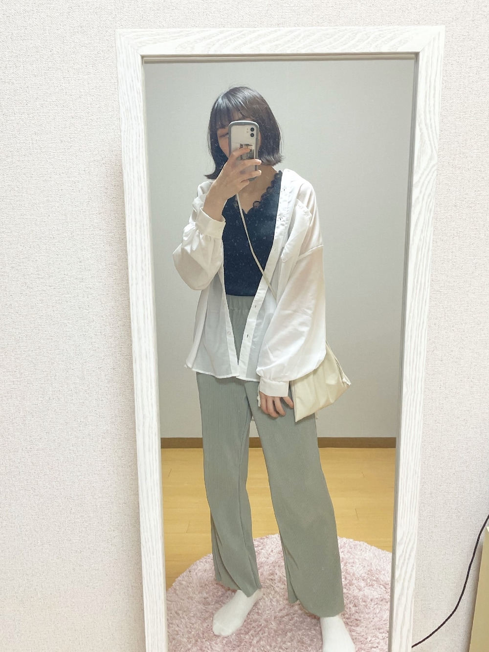 「これが私をアゲる服、カジュアルコーデ、夏コーデ、シンプルコーデ、オトナカジュアル、お洒落さんとつながりたい、プチプラコーデ、シアーシャツ、プリーツパンツ、リラックススタイル」｜「Honeysのバンドカラーシャツ（シャツ/ブラウス、ホワイト系）」を使った、ayu  さん（レディース・162cm）の春コーディネートの1枚目の写真