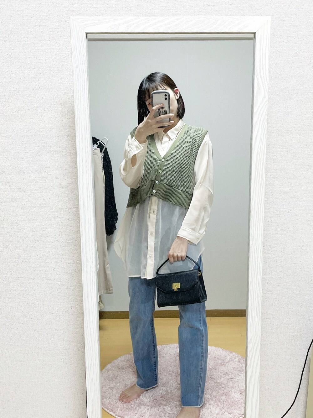 「これが私をアゲる服、シンプルコーデ、オトナカジュアル、夏コーデ、お洒落さんとつながりたい、ビスチェ、淡色コーデ、デニムパンツ、アースカラー、レイヤードスタイル」｜「LOWRYS FARMの２ＷＡＹニットビスチェ　934833（ベスト、グリーン系）」を使った、ayu  さん（レディース・162cm）の春コーディネートの1枚目の写真