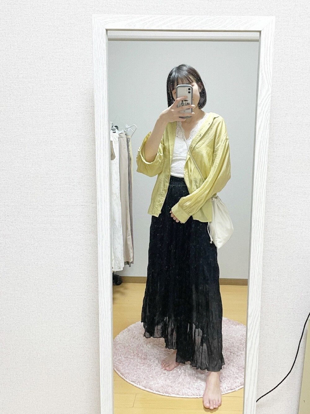 「これが私をアゲる服、オトナカジュアル、キレイめカジュアル、シアーシャツ、夏コーデ、モノトーン、シンプルコーデ、スニーカー、ラフ、休日スタイル」｜「Chillfarのバンドカラーシアーシャツ（シャツ/ブラウス、イエロー系）」を使った、ayu  さん（レディース・162cm）の春コーディネートの1枚目の写真