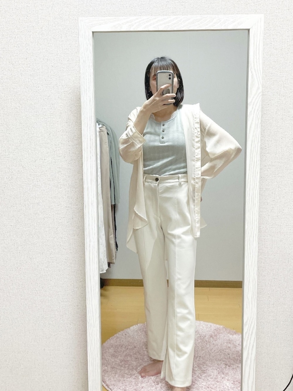 「これが私をアゲる服、大人カジュアル、パンツスタイル、プチプラコーデ、ワントーンコーデ、シャツスタイル、きれいめカジュアル、シアーシャツ、タンクトップ、淡色コーデ」｜「Honeysのフレアパンツ（その他パンツ、ホワイト系）」を使った、ayu  さん（レディース・162cm）の春コーディネートの1枚目の写真
