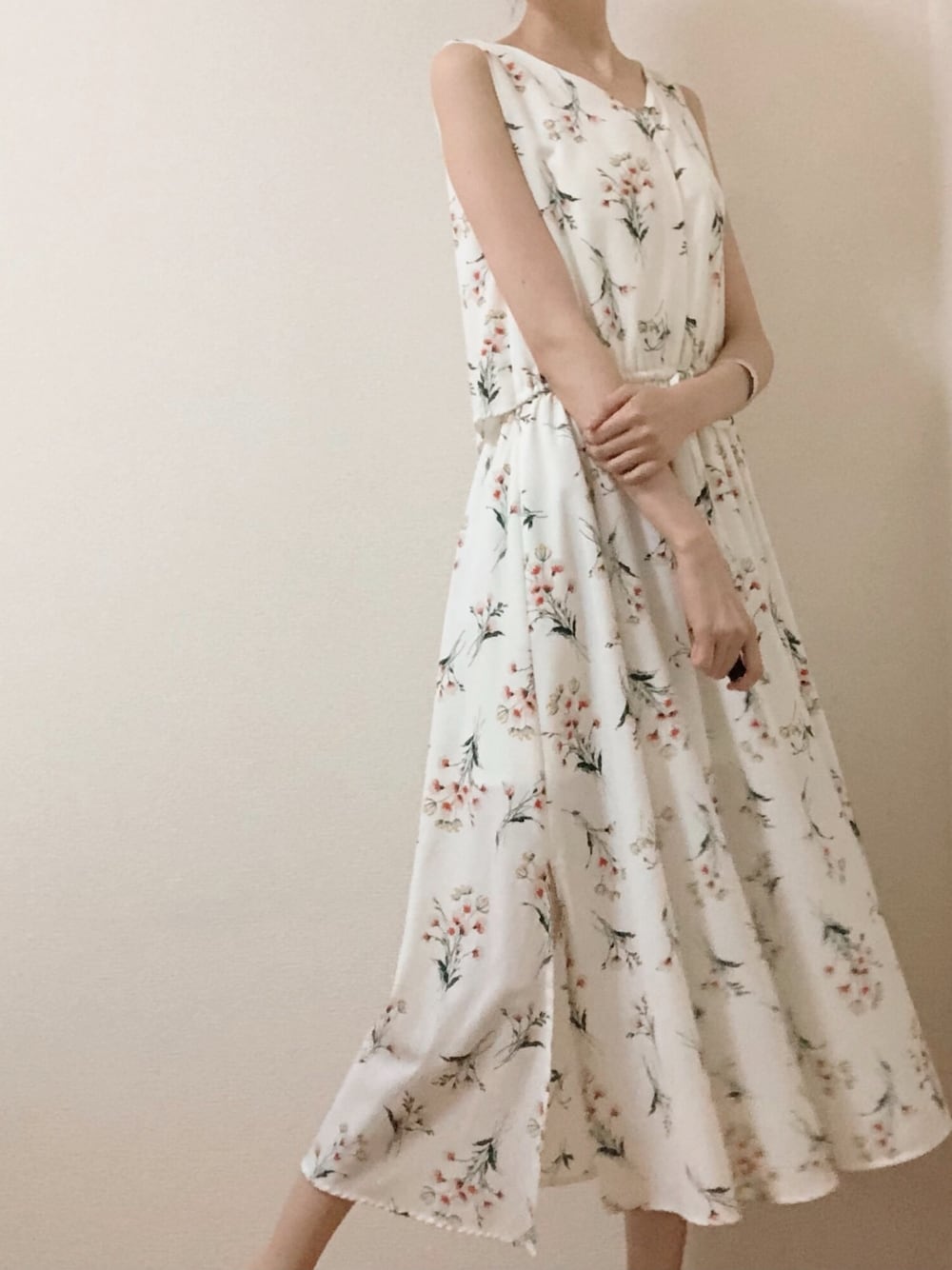 「夏コーデ、シンプルコーデ、ロングワンピース、白ワンピース、ノースリーブ、大人ガーリー、大人女子、大人かわいい」｜「MEW'S REFINED CLOTHESのアイテム（ワンピース、ホワイト系）」を使った、YUUさん（レディース・168cm）の夏コーディネートの1枚目の写真