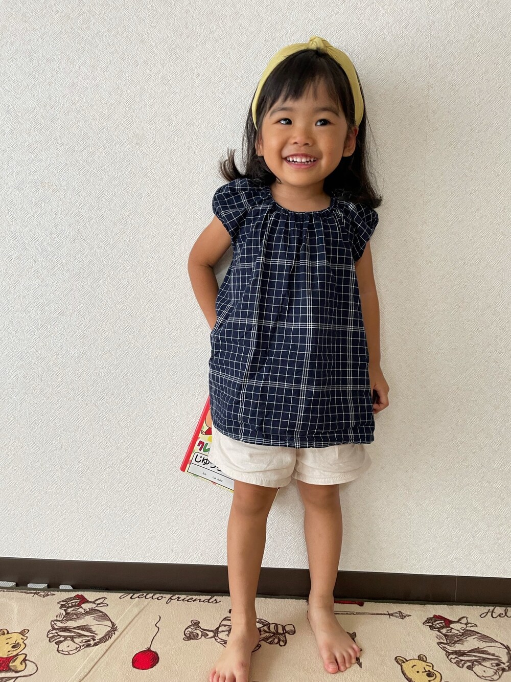 ブルー系のシャツ/ブラウス、ホワイト系のその他パンツを着用したレディースの夏コーディネートの1枚目の写真