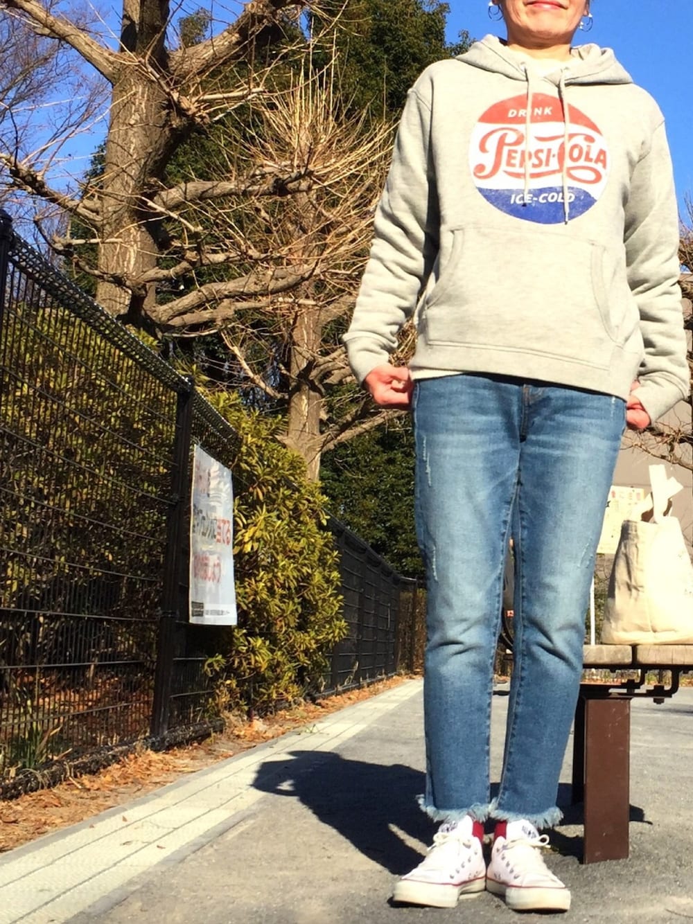 「大人カジュアル、お散歩コーデ、パーカー、ペプシコーラ、デニム、コンバース、柴犬」｜「H&Mのアイテム（パーカー、グレー系）」を使った、ゆりさん（レディース・154cm）の冬コーディネートの1枚目の写真