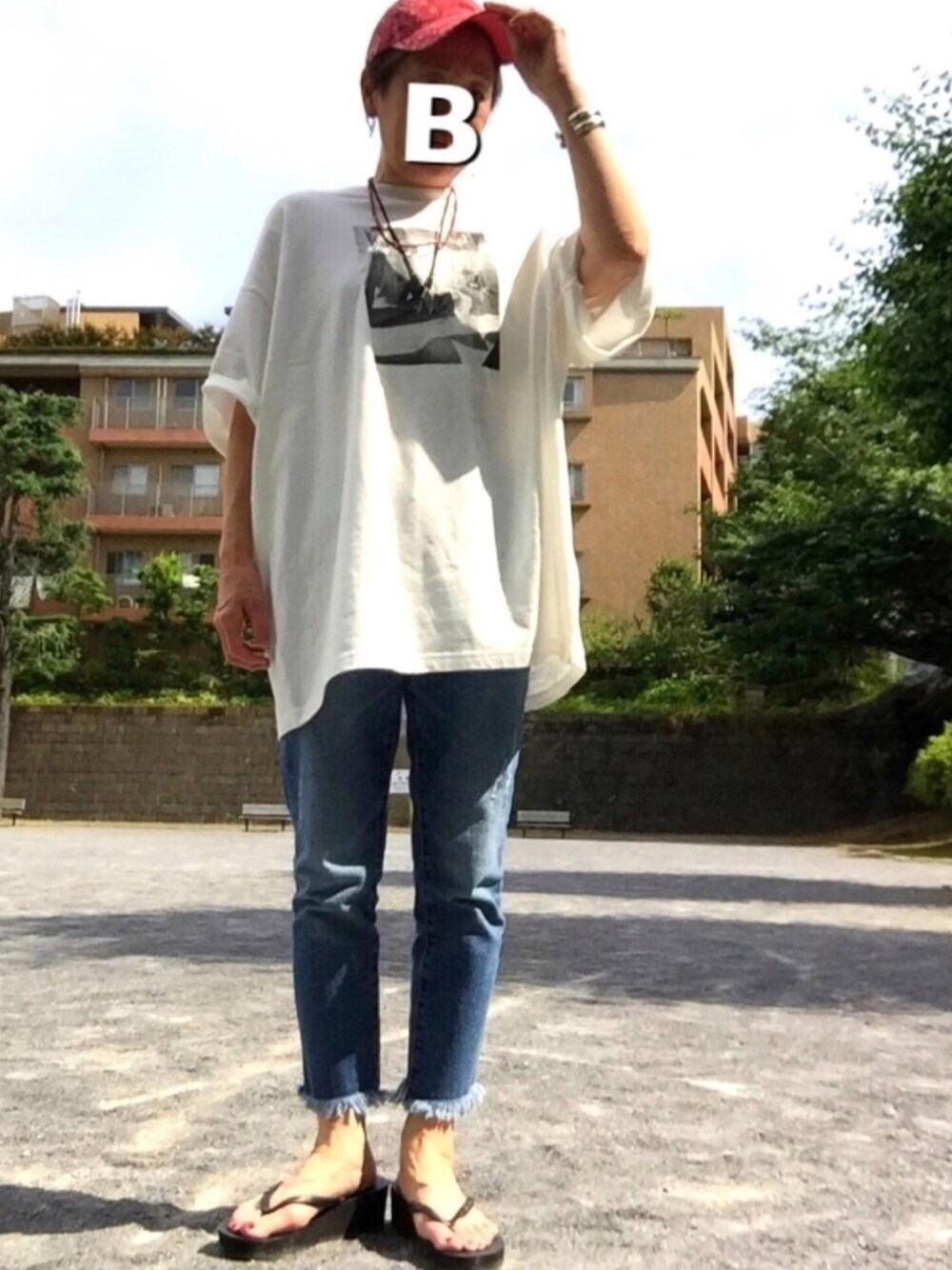 「カジュアルコーデ、プリントTシャツ、ダメージデニムパンツ、キャップ、バンダナ柄、ビーサン、おこじょ座り☆」｜「JEANASISのBIGフォトプリントTEE/795835（Tシャツ/カットソー、ホワイト系）」を使った、ゆりさん（レディース・154cm）の夏コーディネートの1枚目の写真