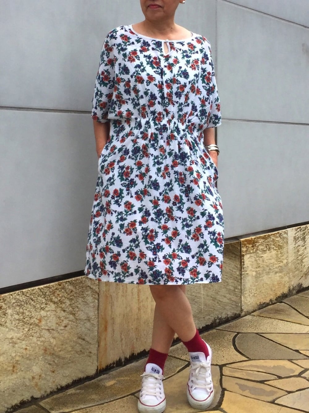 その他のワンピース/ドレス、ホワイト系のスニーカー、シルバー系のアクセサリーを着用したレディースの夏コーディネートの1枚目の写真