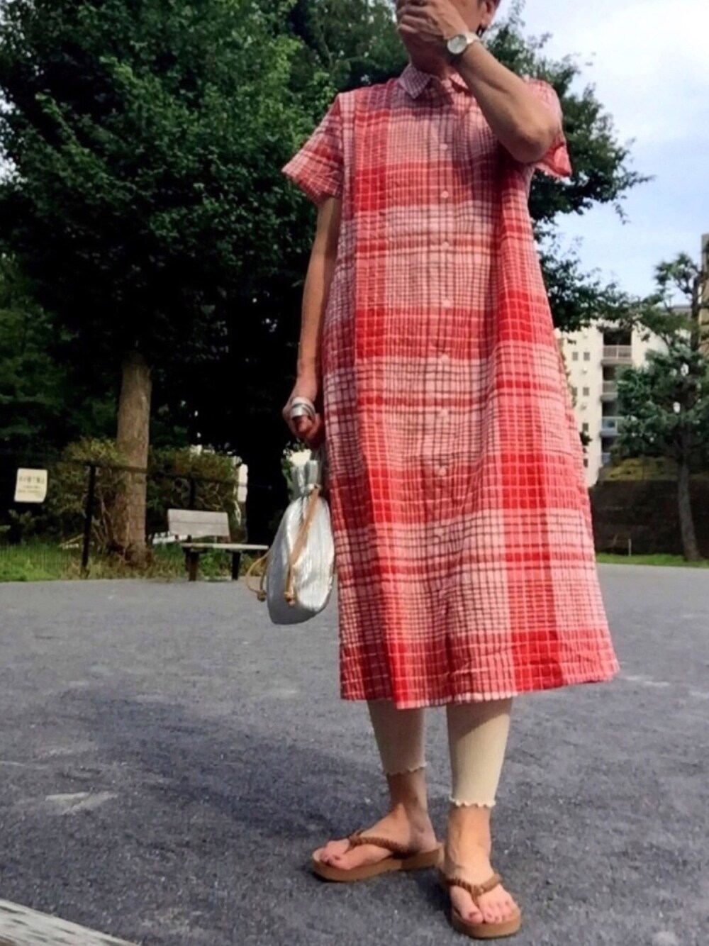 「大人カジュアル、シャツワンピ、夏コーデ、レギンス、ビーチサンダル、巾着バッグ、腕時計、お散歩♪、瀬文持ち」｜「靴下屋のアイテム（レギンス/スパッツ、ホワイト系）」を使った、ゆりさん（レディース・154cm）の夏コーディネートの1枚目の写真