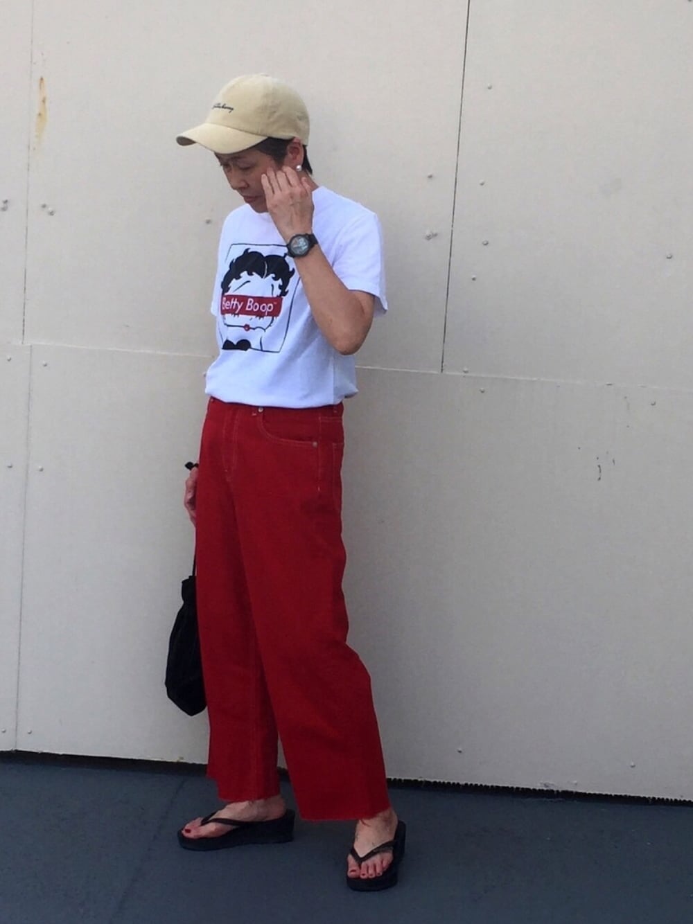 「大人カジュアル、休日スタイル、べティちゃんＴシャツ、赤デニム、ZARA、プリーツ巾着バック、ビーサン」｜「Village Vanguardのアイテム（Tシャツ/カットソー、ホワイト系）」を使った、ゆりさん（レディース・154cm）の夏コーディネートの1枚目の写真