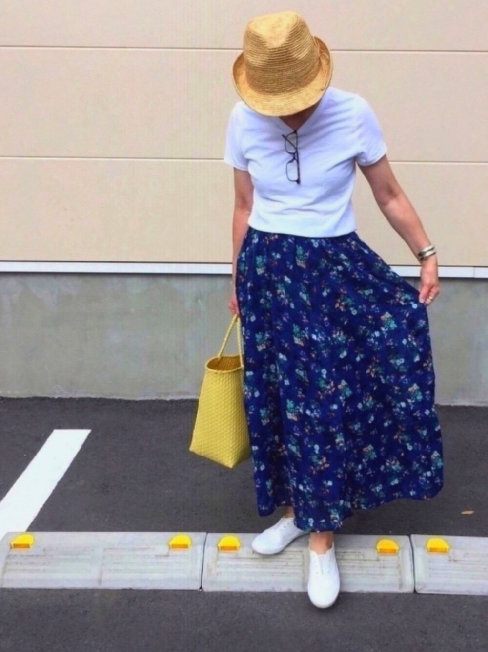 「夏セールで買いました、夏コーデ、Tシャツ、花柄スカート、メルカドバッグ、スニーカー、しましまフェス告知」｜「GAPのGap 半袖クルーネックTシャツ（ヴィンテージウォッシュ）（Tシャツ/カットソー、ホワイト系）」を使った、ゆりさん（レディース・154cm）の夏コーディネートの1枚目の写真