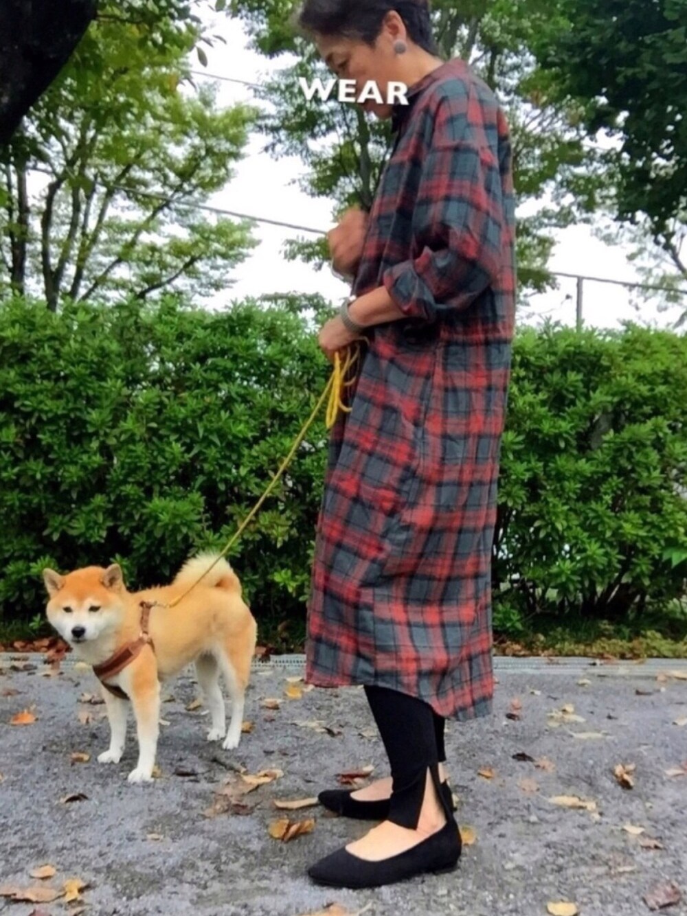 「ラブアンドピース2018、レギンス、パンプス、腕時計、チェックシャツワンピース」｜「Samansa Mos2の（プラリ服）UVカットシャツワンピース（ワンピース、グリーン系）」を使った、ゆりさん（レディース・154cm）の秋コーディネートの1枚目の写真