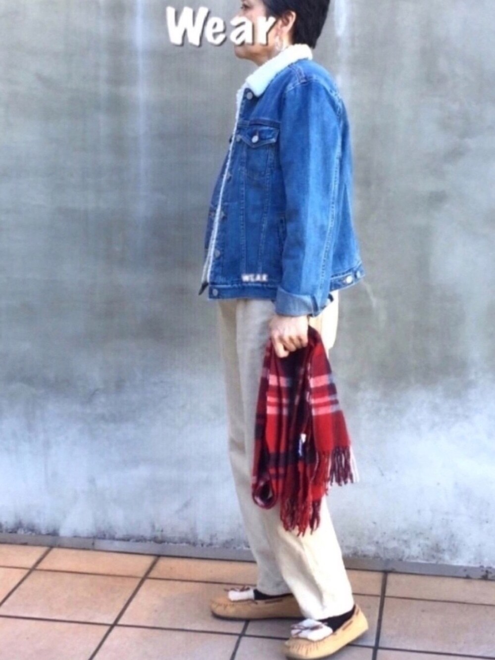 「オトナカジュアル、デニムジャケット、オーバーオール、モカシン、マフラー、あいらぶプーマ」｜「GAPのGap アイコン ボア襟デニムジャケット（デニムジャケット、ブルー系）」を使った、ゆりさん（レディース・154cm）の冬コーディネートの1枚目の写真